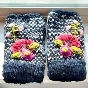 French Knot Handmade Wool Mittens- Handmade in Nepal